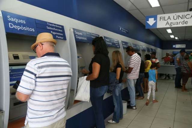 Caixa abre duas horas antes para atender quem vai sacar FGTS