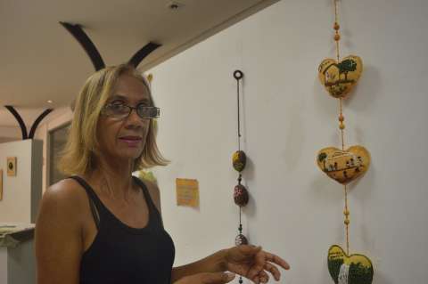 &ldquo;Entrela&ccedil;ando linhas e cores&rdquo;, Gisele faz at&eacute; museu Santo Ant&ocirc;nio virar bordado