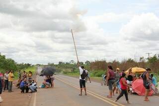 Moradores fecharam rodovia por mais de 12 horas (Foto: Marcos Ermínio)