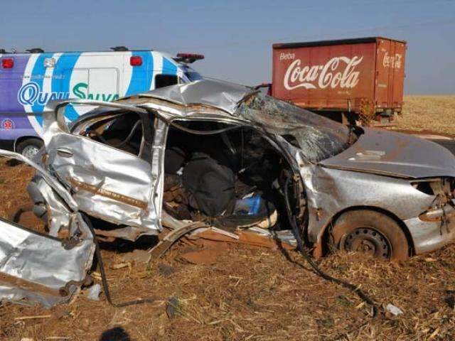 Aos 19 anos, jovem morre em colis&atilde;o entre carro e caminhonete na BR-060
