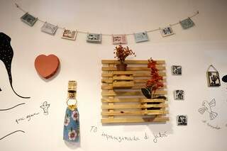 Cordeis viraram varais e souvenirs estão nas paredes. (foto:Thaís Pimenta)