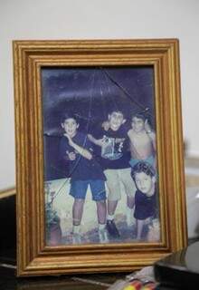 Os irmãos e filhos de Carlos na casa, numa foto do passado. (foto: Fernando Antunes)