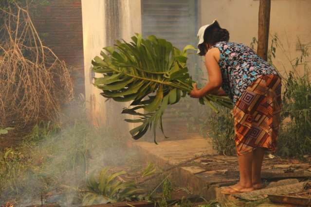 Morador p&otilde;e fogo em lixo e agrava efeitos do tempo seco e calor na Capital