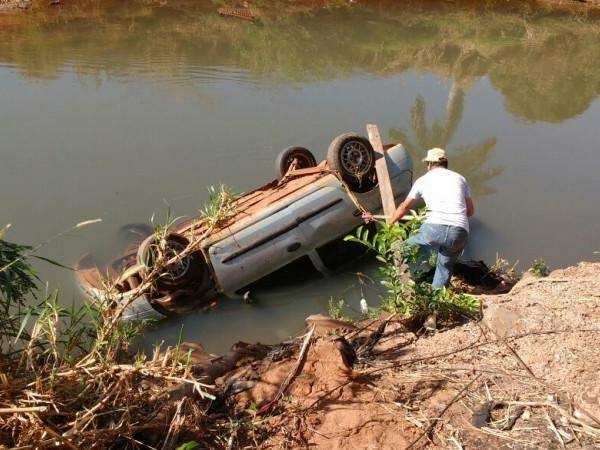 M&uacute;sico tenta desviar de buraco e carro vai parar dentro do rio Anhandu&iacute;