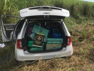 Traficante transportava mais de 400 quilos de maconha em veículo furtado. (Foto: Divulgação/DOF)