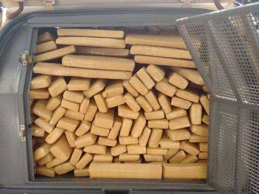 Ap&oacute;s den&uacute;ncia, homem &eacute; preso com 420 kg de maconha em ve&iacute;culo