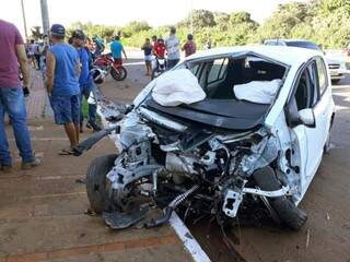 Veículo ficou com a parte da frente totalmente destruída. (Foto: Aletheya Alves)