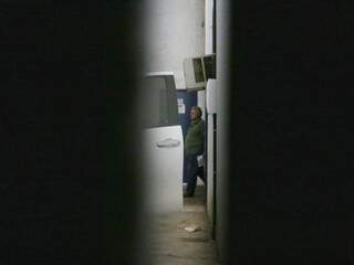 Beto Mariano entrando em veículo que o levou para fora do Centro de Triagem. (Foto: Paulo Francis) 