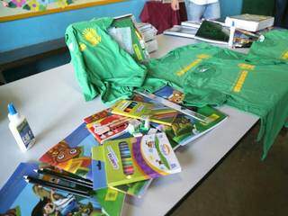 Kits e uniformes adqueridos pelo Estado para alunos da rede pública de ensino (Foto: Marcos Ermínio)