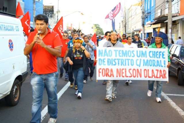 Protesto re&uacute;ne banc&aacute;rios, carteiros e &iacute;ndios no centro
