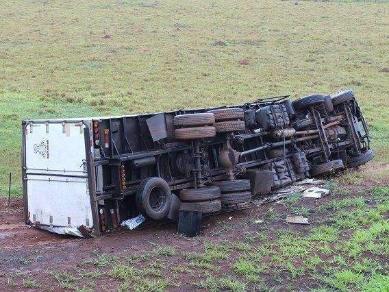 Motorista fica ferido ap&oacute;s carreta tombar em ribanceira na MS-276