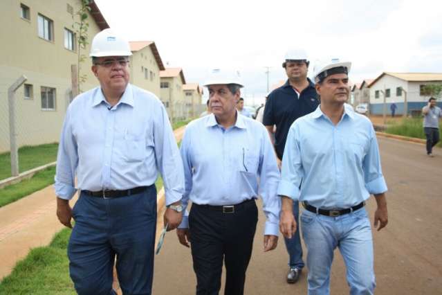 Residencial ter&aacute; apartamentos adaptados para deficientes; governador visita obra