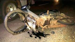 A moto que o rapaz conduzia ficou destruída. (Foto: Marcos Campos/TL Notícias)