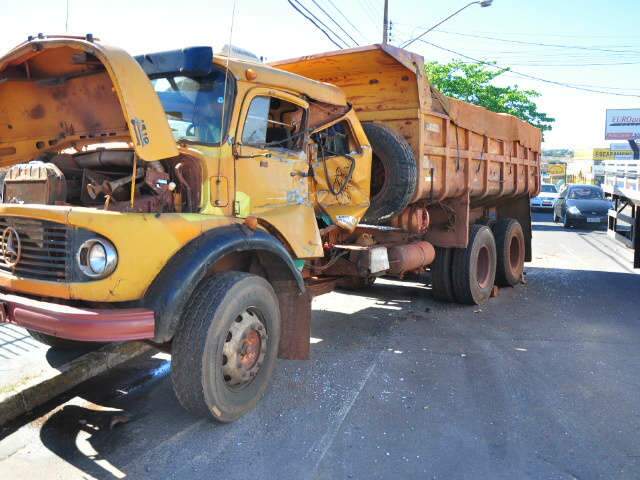 Caminh&atilde;o perde freio e provoca acidente na avenida Bandeirantes