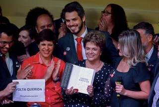 Dilma Rousseff e Tiago Botelho durante o lançamento do livro em Brasília. (Foto: Wilson Dias/Agência Brasil)