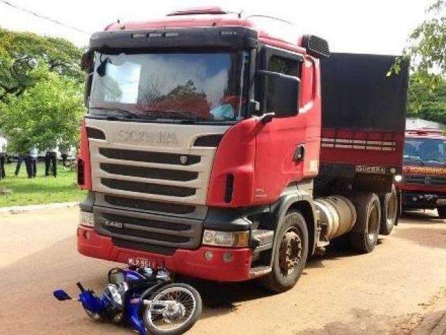 De moto, mec&acirc;nico &eacute; atropelado por carreta e morre na fronteira