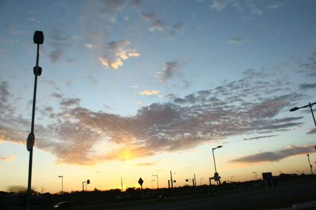 Quinta-feira amanhece com sol entre nuvens e temperatura amena 