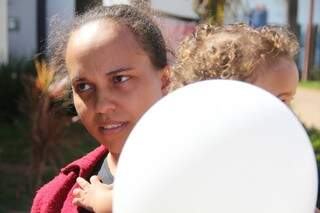 A dona de casa Yasmin Bebete não conseguiu passar as filhas pelo pediatra até o final da manhã de sexta-feira. (Foto:Marcos Ermínio)