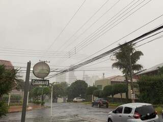 Chove na região do Bairro Itanhangá Park, em Campo Grande (Foto: Direto das Ruas)
