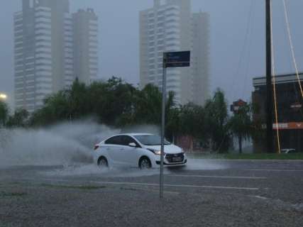 Chuva na Capital foi acompanhada por ventos de até 48 km/h e 81 raios