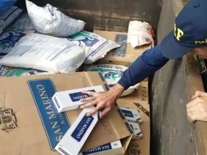 PRF encontra 20 mil pacotes de cigarro sendo levados em caminhão