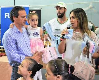 Prefeitura entregou kits de balé para crianças nesta quarta-feira (Foto: Funesp/Divulgação)