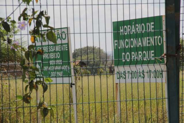 Ladeado por luxo e shopping, parque segue para 8&ordm; ano de port&atilde;o fechado