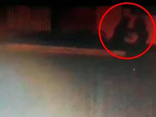 No canto esquerdo da imagem, sombra na parede foi filmada e mostra momento do esfaqueamento de Rosilei (Foto: Reprodução)