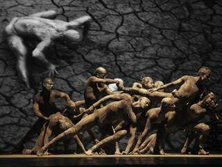 No palco, bailarinos se cobrem com lama para representar o homem caranguejo de Deborah. (Foto: Divulgação)