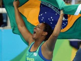 Brasileira comemora o resultado após prova na noite deste sábado (10). (Foto: Divulgação/Rio 2016)