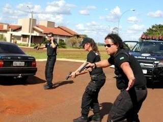 Policiais reproduziram abordagem real. (Foto: Divulgação/Polícia Civil)