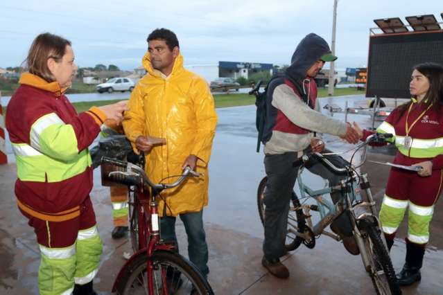PRF e concession&aacute;ria orientam ciclistas para evitar acidentes na BR-163
