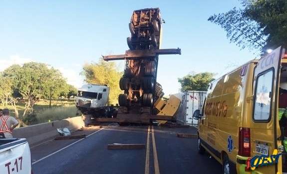 Bloqueio da BR-163 j&aacute; parou 10 &ocirc;nibus e passageiros esperam h&aacute; 24h