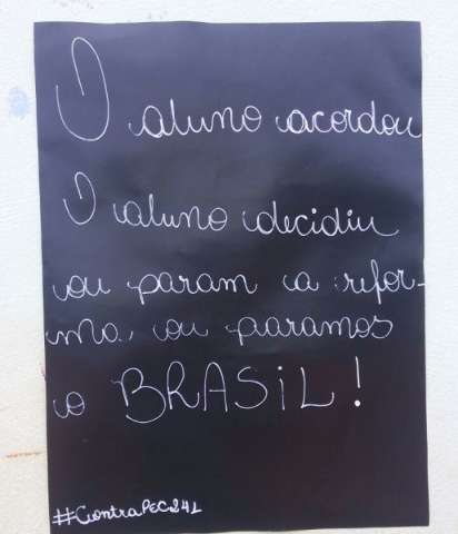 Estudantes voltam a ocupar escola em protesto contra ações do governo