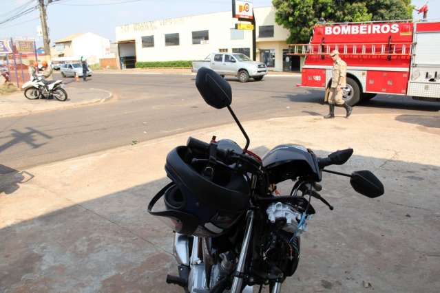 Ve&iacute;culo atinge duas motos ao cruzar a Avenida Mascarenhas de Moraes