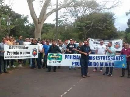 Policiais militares protestam em frente a Governadoria