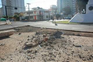Com o impacto entre o Celta e o Vectra, os veículos foram parar no canteiro central e um banco de concreto foi destruído. (Foto: Simão Nogueira)