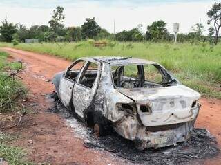 Veículo foi encontrado incendiado no Jardim Noroeste, em Campo Grande. (Foto: Henrique Kawaminami).