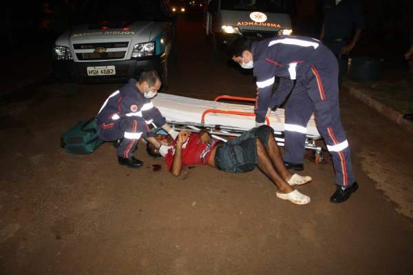  Em Dourados, homem &eacute; atingido por seis tiros &agrave; queima-roupa 