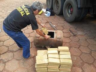 PF retira droga de tanque de ar de carreta (Foto: Divulgação)