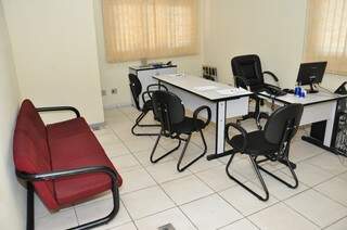 Em todos os novos gabinetes foram instaladas mesas e cadeiras (Foto: Luciano Muta)