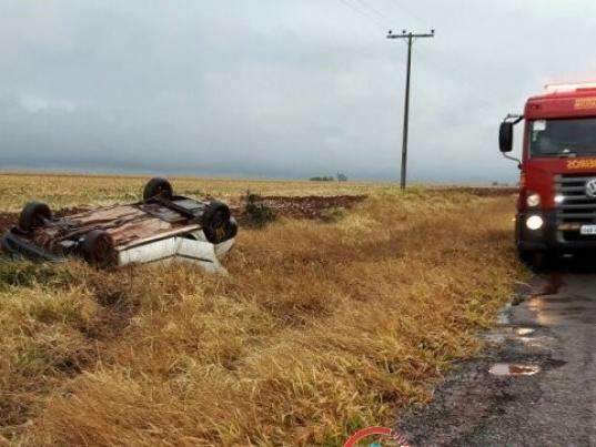 Ve&iacute;culo sai da pista, capota na MS-289 e quatro pessoas ficam feridas 