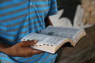 Nas mãos, a Bíblia que para ele é tesouro comparado a ter filhos. (Foto: Marcos Ermínio)