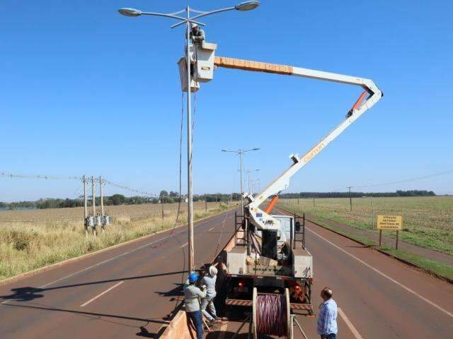 Prefeitura muda sistema, mas furto de fios continua e rodovia fica no escuro