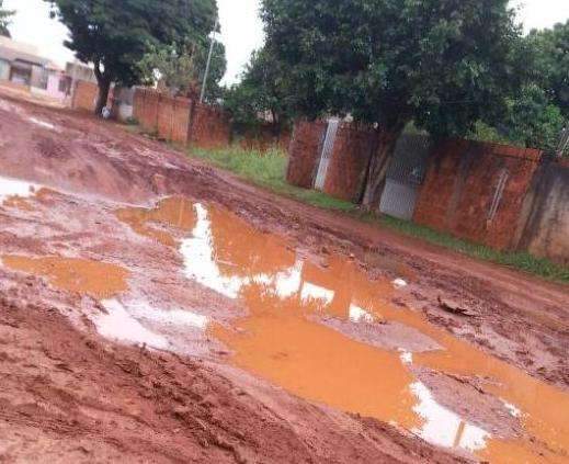 Moradores reclamam de rua tomada por barro no Aero Rancho