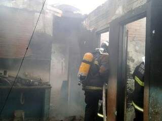 Incêndio deixou a casa completamente destruída e suspeita de retaliação aos assassinatos (Foto: Diário Corumbaense)