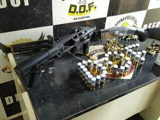 Pol&iacute;cia apreende droga, armas e 185 muni&ccedil;&otilde;es em carro roubado