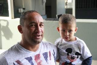 O pai que já foi oficial fez questão de levar seu filho de dois anos para conhecer onde serviu ( Foto - Fernando Antunes)