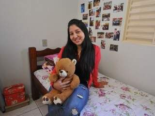 Com o ursinho, primeiro brinquedo que pegou no abrigo, aos 14 anos. (Foto: Alcides Neto)