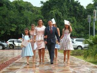 Prefeito com a primeira-dama e as quatro filhas no dia da posse, em 1º de janeiro. (Foto: Alcides Neto/Arquivo).